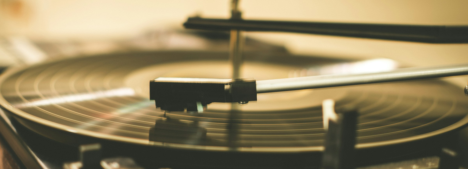 close up photo of a record player